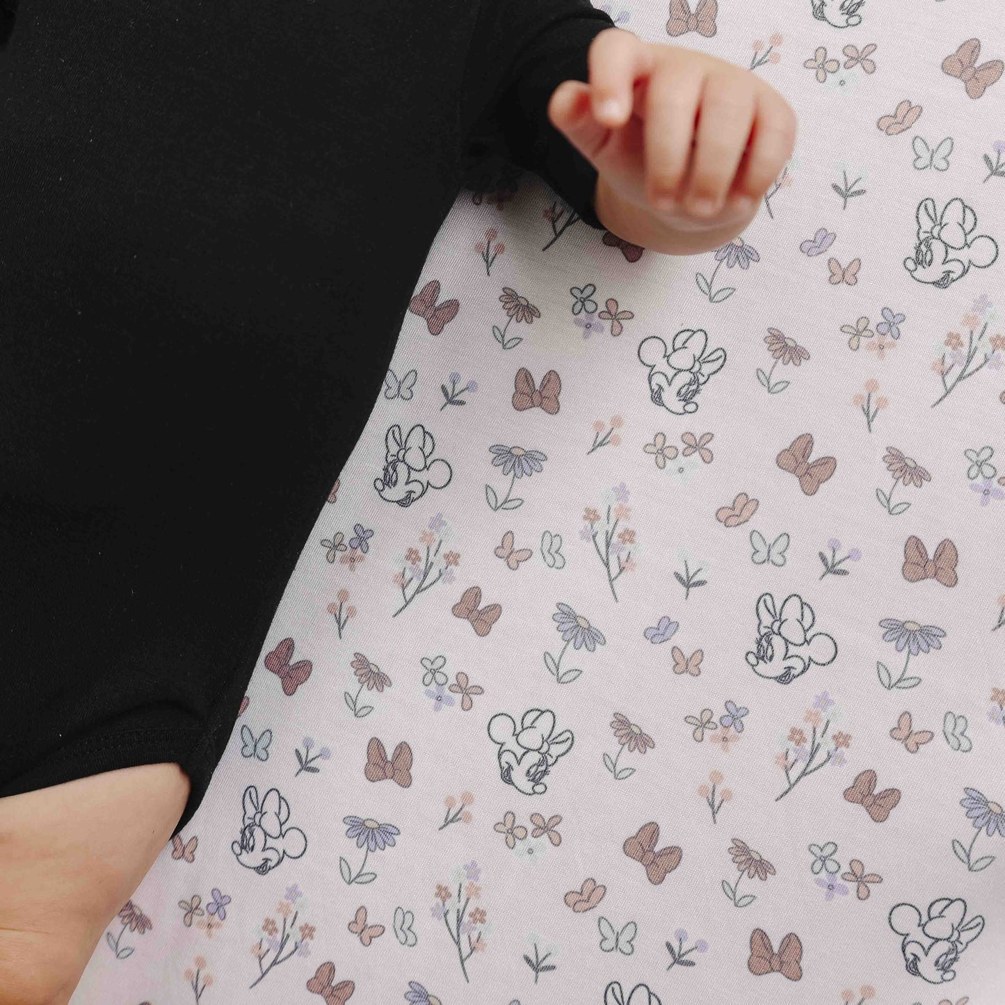 Premium Knit Fitted Crib Sheet - Minnie Mouse's Bowquet